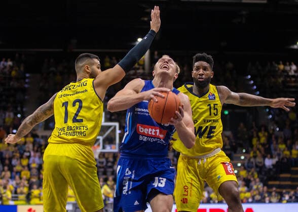 Oldenburg, Lower Saxony, DEU, 17 10 2021, Luke Sikma center, Alba Berlin , Martin Breunig left, EWE Baskets Oldenburg and Cameron Clark right, EWE Baskets Oldenburg EWE Baskets Oldenburg vs Alba Berlin 1 Basketball Bundesliga season 2021 2022, 4 match day, Grosse EWE Arena EWE Baskets Oldenburg vs Alba Berlin