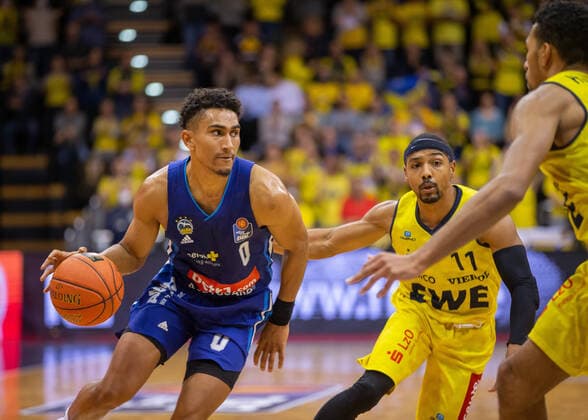 Oldenburg, Lower Saxony, DEU, 17 10 2021, Maodo Lo left, Alba Berlin , Phil Pressey center, EWE Baskets Oldenburg and TJ Holyfield right, EWE Baskets Oldenburg EWE Baskets Oldenburg vs Alba Berlin 1 Basketball Bundesliga season 2021 2022, 4 match day, Grosse EWE Arena EWE Baskets Oldenburg vs Alba Berlin