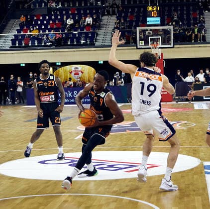 Raiquan Leeandre Clark 23 wiha Panthers Schwenningen , Quatarrius Wilson 9 wiha Panthers Schwenningen , Sid Marlon Theis 19 Rostock Seawolves attack, laughter, emotions, point Rostock Seawolves vs wiha Panthers Schwenningen, ProA, 2 Barmer, Basketball, Bundesliga, Sporthalle Rostock, BBL, Spielzeit 2021 2022, 5 Spieltag, 17 10 2021 Foto EIBNER Stephanie Zerbe Rostock Seawolves vs wiha Panthers Schwenningen, ProA, 2 Barmer, Basketball, Bundesliga, Rostock, BBL, Spielzeit 2021 2022, 5 Spieltag, 17 10 2021 Rostock Copyright: xStephaniexZerbe xEibner-Pressefox EP_SZE