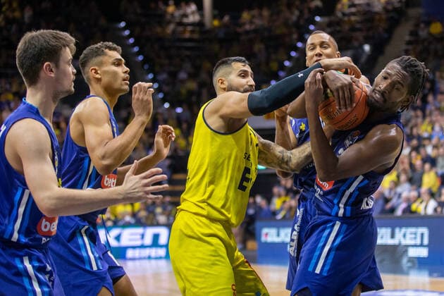 Oldenburg, Lower Saxony, DEU, 17 10 2021, Jaleen Smith right, Alba Berlin , Martin Breunig left, EWE Baskets Oldenburg and Louis Olinde center, Alba Berlin EWE Baskets Oldenburg vs Alba Berlin 1 Basketball Bundesliga Saison 2021 2022, 4 Spieltag, Grosse EWE Arena EWE Baskets Oldenburg vs Alba Berlin