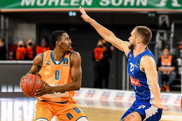GER, EuroCup, ratiopharm ulm vs Buducnost VOLI Podgorica 20 10 2021, ratiopharm arena, Neu Ulm, GER, EuroCup, ratiopharm ulm vs Buducnost VOLI Podgorica, pictured Semaj Christon Ulm, 0 , Igor Drobnjak Podgorica, 22 nordphotoxGmbHx xHafner nph00200