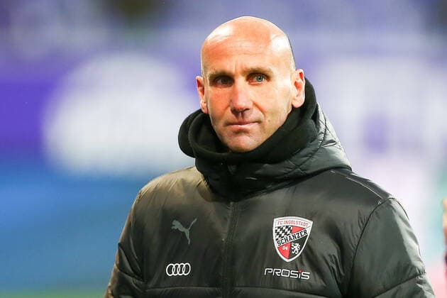 Aue Ingolstadt 22 10 2021 Aue, 22 10 2021, Erzgebirgsstadion, Football, Men, 2 Bundesliga, Saison 2021 2022, 11 Spieltag, FC Erzgebirge Aue FC Ingolstadt 04 1 0 0 0 , In picture coach Andre Schubert, FC Ingolstadt , According to the DFL regulations it is prohibited, in the stadium and or from the game made photographs in the form of sequence images and or video-like photo sequences to exploit or to let exploit , DFL regulations prohibit any use of photographs as image sequences and or quasi video ,