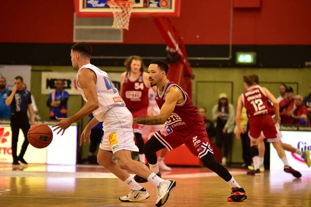 23 10 2021, xbrx, Basketball BBL Bundesliga, Giessen 46ers SYNTAINICS MBC emspor, v l dribbling, dribbles with the ball, carries the ball, Rebic, Nikola 44 MBC Syntainics , Anderson, Kyan 5 Giessen 46ers Giessen