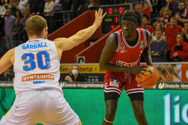 Jakub Garbacz, Nuni Omot 5 Spieltag, Basketball Bundesliga, Basketball season 2021 2022, Germany, easyCredit BBL, Germany, Giessen 46ers, giessen rot, Jobstairs GIESSEN 46ers Syntainics MBC, Men, MBC white