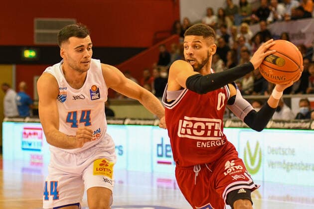 Nikola Rebic, Kendale McCullum 5 Matchday, Basketball Bundesliga, Basketball Season 2021 2022, Germany, easyCredit BBL, Germany, Giessen 46ers, giessen rot, Jobstairs GIESSEN 46ers Syntainics MBC, Men, MBC white