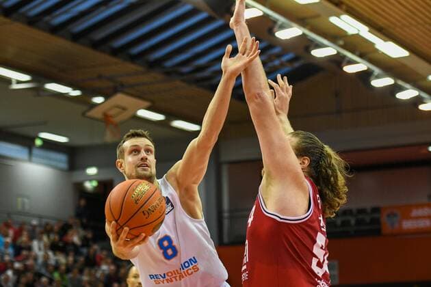 Johannes Richter, John Bryant 5 Spieltag, Basketball Bundesliga, Basketball season 2021 2022, Germany, easyCredit BBL, Germany, Giessen 46ers, giessen rot, Jobstairs GIESSEN 46ers Syntainics MBC, men, MBC white