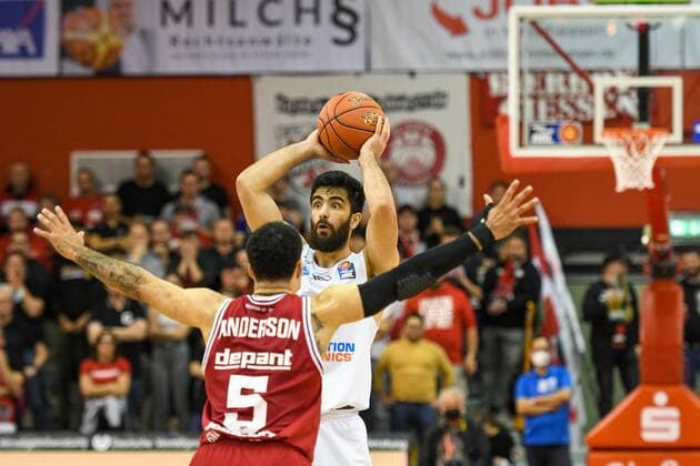 Kyan Anderson, Behnam Yakhchali 5 Matchday, Basketball Bundesliga, Basketball Season 2021 2022, Germany, easyCredit BBL, Germany, Giessen 46ers, giessen red, Jobstairs GIESSEN 46ers Syntainics MBC, Men, MBC white