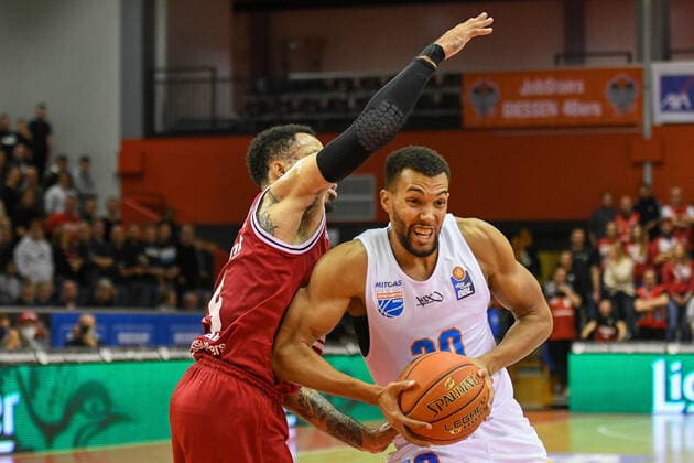 Kyan Anderson, Jamel Morris, Florian Koch 5 Spieltag, Basketball Bundesliga, Basketball season 2021 2022, Germany, easyCredit BBL, Germany, Giessen 46ers, giessen rot, Jobstairs GIESSEN 46ers Syntainics MBC, Men, MBC white