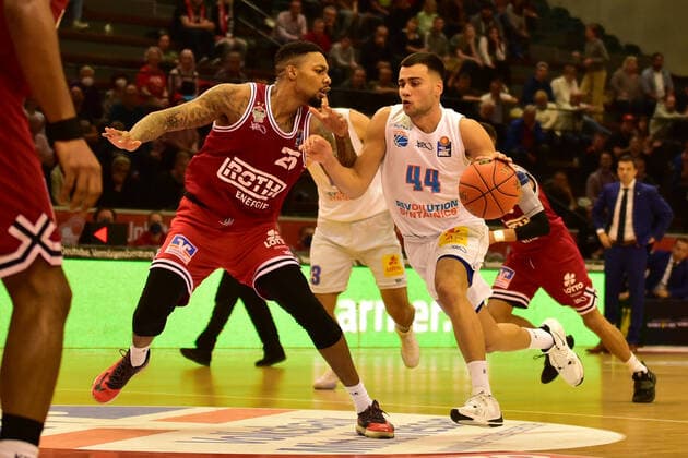 23 10 2021, xbrx, Basketball BBL Bundesliga, Giessen 46ers SYNTAINICS MBC emspor, v l dribbling, dribbles with the ball, carries the ball, Rebic, Nikola 44 MBC Syntainics , Fayne II, Phillip 25 Giessen 46ers Giessen