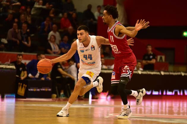 23 10 2021, xbrx, Basketball BBL Bundesliga, Giessen 46ers SYNTAINICS MBC emspor, v l dribbling, dribbles with the ball, carries the ball, Rebic, Nikola 44 MBC Syntainics , Tate, Jalen 11 Hiessen 46ers Giessen