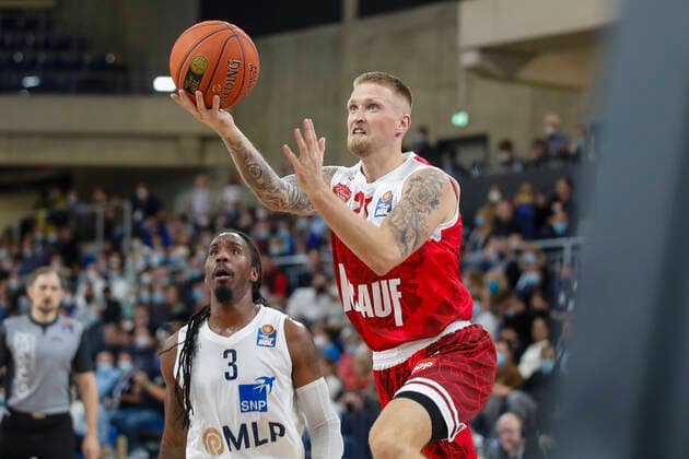 GER, Heidelberg, SNP Dome, 23 10 2021, emspor, emonline, despor, deonline, MLP Academics Heidelberg vs s Oliver Wuerzburg, easyCredit BBL, Matchday 5 Picture f l Robert Lowery MLP Academics Heidelberg and Aigars Skele s Oliver Wuerzburg. Copyright: HMBxMedia JulienxBecker