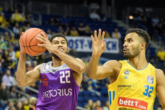 v l Stephen Brown Jr BG Goettingen, Johannes Thiemann ALBA, 24 10 2021, BBL, Alba Berlin vs BG Goettingen, at Mercedes Benz Arena, GER, Berlin, 24 10 21, BBL, Alba vs BG Goettingen, Berlin Copyright: xUwexKoch Eibner-Pressefotox EP_UKH