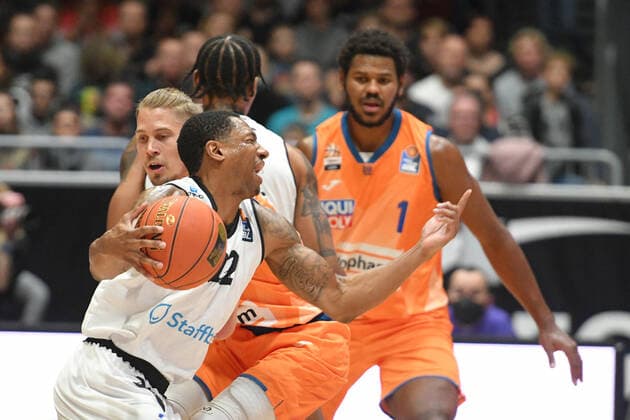 Gerald Robinson Niners Chemnitz on the ball, Cristiano Felicio Ratiopharm Ulm re , Niners Chemnitz vs Ratiopharm Ulm, 24 10 2021, easycredit Basketball Bundesliga, GER, season 2021 2022 Niners Chemnitz vs Ratiopharm Ulm, 24 10 2021, easycredit Basketball Bundesliga, GER, season 2021 2022 Chemnitz. Copyright: xBertxHarzer xEibner-xPressefotox