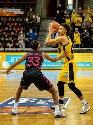 Parker Jackson Cartwright Telekom Baskets Bonn, 33 , Jonah Radebaugh MHP Riesen Ludwigsburg, 12 , MHP Riesen Ludwigsburg Telekom Baskets Bonn , Basketball, Bundesliga, 5 Spieltag, Spielzeit 2021 2022, 24 10 2021, MHP Riesen Ludwigsburg Telekom Baskets Bonn , Basketball, Bundesliga, 5 Spieltag, Spielzeit 2021 2022, 24 10 2021 Ludwigsburg Copyright: xAntonioxChiok Eibner-Pressefotox EP_ACK