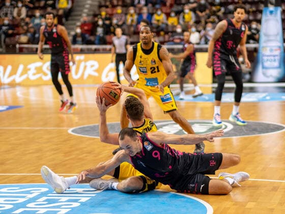 Karsten Tadda Telekom Baskets Bonn, 9 , Jordan Hulls MHP Riesen Ludwigsburg, 1 , Tremmell Darden MHP Riesen Ludwigsburg, 21 , MHP Riesen Ludwigsburg Telekom Baskets Bonn , basketball, Bundesliga, 5 match day, season 2021 2022, 24 10 2021, MHP Riesen Ludwigsburg Telekom Baskets Bonn , basketball, Bundesliga, 5 match day, season 2021 2022, 24 10 2021 Ludwigsburg Copyright: xAntonioxChiok Eibner-Pressefotox EP_ACK
