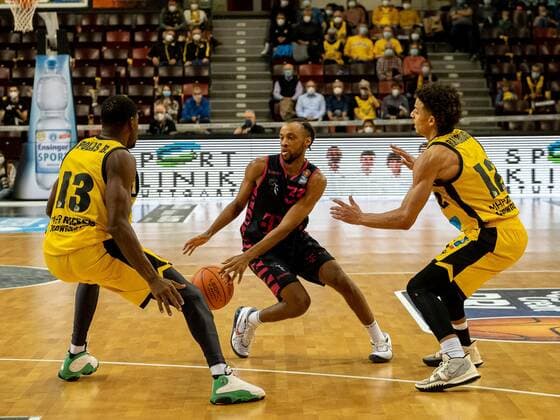 Yorman Polas Bartolo MHP Riesen Ludwigsburg, 13 , Parker Jackson Cartwright Telekom Baskets Bonn, 33 , Jonah Radebaugh MHP Riesen Ludwigsburg, 12 , MHP Riesen Ludwigsburg Telekom Baskets Bonn , Basketball, Bundesliga, 5 Spieltag, Spielzeit 2021 2022, 24 10 2021, MHP Riesen Ludwigsburg Telekom Baskets Bonn , Basketball, Bundesliga, 5 Spieltag, Spielzeit 2021 2022, 24 10 2021 Ludwigsburg Copyright: xAntonioxChiok Eibner-Pressefotox EP_ACK