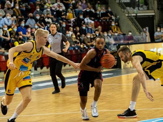 Jacob Patrick MHP Riesen Ludwigsburg, 2 , Parker Jackson Cartwright Telekom Baskets Bonn, 33 , Jonas Wohlfarth Bottermann MHP Riesen Ludwigsburg, 18 , MHP Riesen Ludwigsburg Telekom Baskets Bonn , Basketball, Bundesliga, 5 Spieltag, Spielzeit 2021 2022, 24 10 2021, MHP Riesen Ludwigsburg Telekom Baskets Bonn , Basketball, Bundesliga, 5 Spieltag, Spielzeit 2021 2022, 24 10 2021 Ludwigsburg Copyright: xAntonioxChiok Eibner-Pressefotox EP_ACK