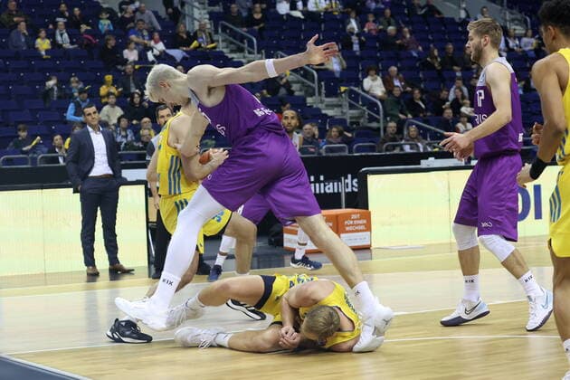 DEU, BBL, ALBA vs Goettingen, 24 10 2021, Mercedes Benz Arena, Berlin, DEU, BBL, ALBA vs Goettingen, in picture Luke Sikma ALBA Berlin 43 , Yovel Zoosman ALBA Berlin 50 , Philipp Hartwich Goettingen 15 , Mathis Moenninghoff Goettingen 17 nordphotoxGmbHx xEngler nph00076