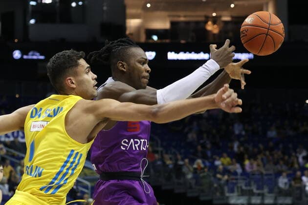 DEU, BBL, ALBA vs Goettingen, 24 10 2021, Mercedes Benz Arena, Berlin, DEU, BBL, ALBA vs Goettingen, in picture da Silva ALBA Berlin 1 , James Dickey Goettingen 21 nordphotoxGmbHx xEngler nph00076