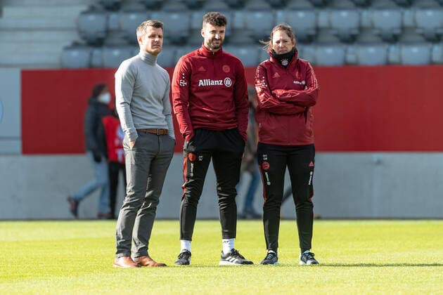 Jens Scheuer head coach, FC Bayern Muenchen women together with physiotherapists Johannes Schoettl and Carlotta Weingarten FC Bayern Muenchen women vs Eintracht Frankfurt women, football, DFB Pokal, Round of 16, 2021 2022 season, 30 10 2021 DFL DFB REGULATES PROHIBIT ANY USE OF PHOTOGRAPHS as IMAGE SEQUENCES and or QUASI VIDEO FC Bayern Muenchen Women vs Eintracht Frankfurt Women, Football, DFB Pokal, Round of 16, Season 2021 2022, 30 10 2021 Muenchen Copyright: xEibnerxPressefotox xHeikexFeinerx EP_HFR