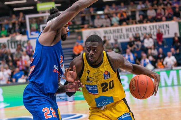 Chris Coffey MBC, 22 , Rawle Alkins Ludwigsburg, 20 , GER, Basketball, Bundesliga, Maenner, 2021 2022, 6 Spieltag, Syntainics MBC MHP Riesen Ludwigsburg, 30 10 2021, GER, Basketball, Bundesliga, Maenner, 2021 2022, 6 Spieltag, Syntainics MBC MHP Riesen Ludwigsburg, 30 10 2021, Weissenfels Copyright: xEibner-Pressefotox EP_EER
