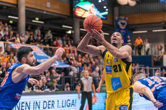 Behnam Yakhchali MBC, 88 , Tremmell Darden Ludwigsburg, 21 , GER, Basketball, Bundesliga, Maenner, 2021 2022, 6 Spieltag, Syntainics MBC MHP Riesen Ludwigsburg, 30 10 2021, GER, Basketball, Bundesliga, Maenner, 2021 2022, 6 Spieltag, Syntainics MBC MHP Riesen Ludwigsburg, 30 10 2021, Weissenfels Copyright: xEibner-Pressefotox EP_EER
