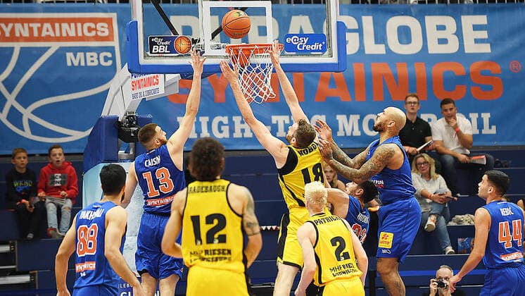 Basketball, 1 Bundesliga, Saison 2021 2022, 6 Spieltag, SYNTAINICS MBC Mitteldeutscher Basketball Club Weissenfels vs MHP Riesen Ludwigsburg 30 10 2021 Duel for the ball at the basket between Radii Caisin Guard MBC Weissenfels, Rueckennummer 13 and Jonas Wohlfarth Bottermann Center Ludwigsburg, Rueckennummer 18 during the game Weißenfels vs Ludwigsburg 30 10 2021 Also in the picture Behnam Yakhchali Guard MBC Weissenfels, backnumber 88 , Jonah Radebaugh Guard Ludwigsburg, backnumber 12 , Jacob Patrick Guard Ludwigsburg, backnumber 2 , Sergio Kerusch Forward MBC Weissenfels, backnumber 7 , Nikola Rebic Guard MBC Weissenfels, backnumber 44 Weißenfels Sachsen Anhalt Germany Stadthalle Weißenfels