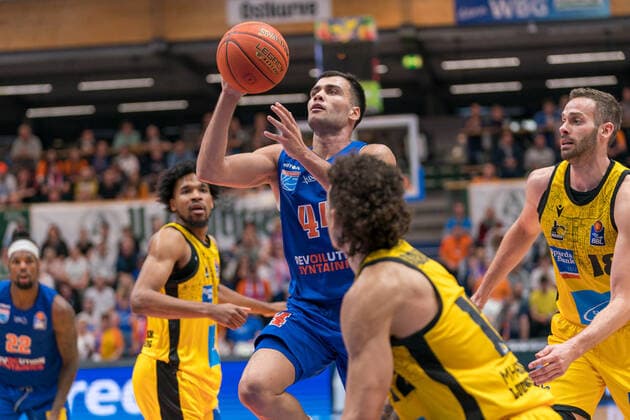 Nikola Rebic MBC, 44 , Jonah Radebaugh Ludwigsburg, 12 , Jonas Wohlfarth Bottermann Ludwigsburg, 18 , GER, Basketball, Bundesliga, Maenner, 2021 2022, 6 Spieltag, Syntainics MBC MHP Riesen Ludwigsburg, 30 10 2021, GER, Basketball, Bundesliga, Maenner, 2021 2022, 6 Spieltag, Syntainics MBC MHP Riesen Ludwigsburg, 30 10 2021, Weissenfels Copyright: xEibner-Pressefotox EP_EER