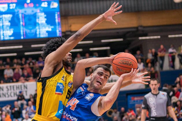 Justin Simon Ludwigsburg, 05 , Nikola Rebic MBC, 44 , GER, Basketball, Bundesliga, Maenner, 2021 2022, 6 Spieltag, Syntainics MBC MHP Riesen Ludwigsburg, 30 10 2021, GER, Basketball, Bundesliga, Maenner, 2021 2022, 6 Spieltag, Syntainics MBC MHP Riesen Ludwigsburg, 30 10 2021, Weissenfels Copyright: xEibner-Pressefotox EP_EER