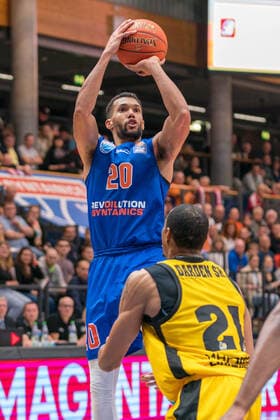 Jamel Morris MBC, 20 , Tremmell Darden Ludwigsburg, 21 , GER, Basketball, Bundesliga, Maenner, 2021 2022, 6 Spieltag, Syntainics MBC MHP Riesen Ludwigsburg, 30 10 2021, GER, Basketball, Bundesliga, Maenner, 2021 2022, 6 Spieltag, Syntainics MBC MHP Riesen Ludwigsburg, 30 10 2021, Weissenfels Copyright: xEibner-Pressefotox EP_EER
