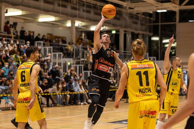Luka Kamber Kirchheim Knights, 06 David Allan wiha Panthers Schwenningen, 34 Tim Koch Kirchheim Knights, 11 Kirchheim Knights vs wiha Panthers Schwenningen, 2 Basketball Bundesliga, Pro A, Barmer 2 Basketball, Matchday 7, Season 2021 2022, 30 10 2021 Kirchheim Knights vs wiha Panthers Schwenningen, 2 Basketball Bundesliga, Pro A, Barmer 2 Basketball, Matchday 7, Season 2021 2022, 30 10 2021 Kirchheim Unter Teck Copyright: xNinaxSanderx xEibnerxPressefotox EP_NSR