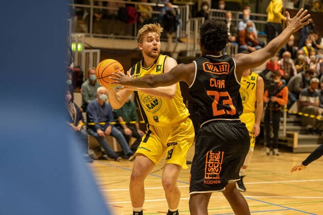 Till Pape Kirchheim Knights, 19 Raiquan Leeandre Clark wiha Panthers Schwenningen, 23 Kirchheim Knights vs wiha Panthers Schwenningen, 2 Basketball Bundesliga, Pro A, Barmer 2 Basketball, Spieltag 7, Spielzeit 2021 2022, 30 10 2021 Kirchheim Knights vs wiha Panthers Schwenningen, 2 Basketball Bundesliga, Pro A, Barmer 2 Basketball, Spieltag 7, Spielzeit 2021 2022, 30 10 2021 Kirchheim unter Teck Copyright: xNinaxSanderx xEibnerxPressefotox EP_NSR