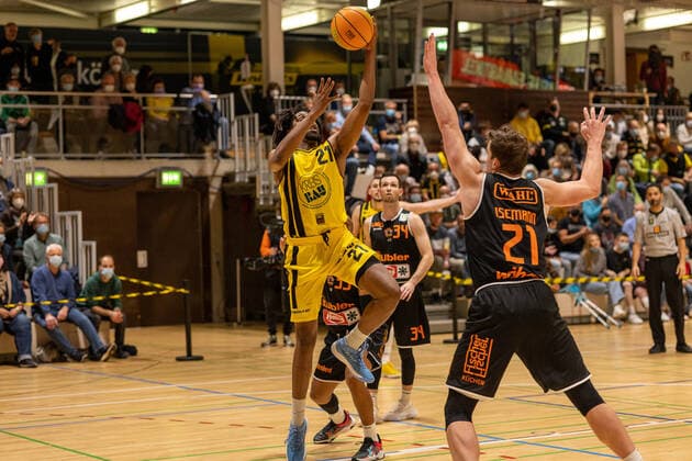 Rohndell Domminic Goodwin Kirchheim Knights, 21 Till Isemann wiha Panhers Schwenningen, 21 Kirchheim Knights vs wiha Panthers Schwenningen, 2 Basketball Bundesliga, Pro A, Barmer 2 Basketball, Matchday 7, Season 2021 2022, 30 10 2021 Kirchheim Knights vs wiha Panthers Schwenningen, 2 Basketball Bundesliga, Pro A, Barmer 2 Basketball, Matchday 7, Season 2021 2022, 30 10 2021 Kirchheim unter Teck Copyright: xNinaxSanderx xEibnerxPressefotox EP_NSR