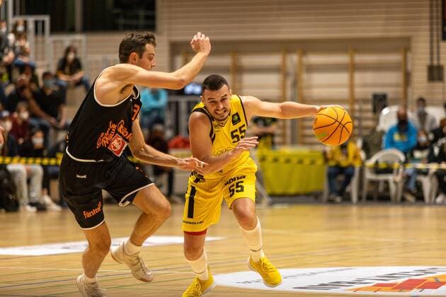 Justin Pierce wiha Panthers Schwenningen, 03 Karlo Miksic Kirchheim Knights, 55 Kirchheim Knights vs wiha Panthers Schwenningen, 2 Basketball Bundesliga, Pro A, Barmer 2 Basketball, Matchday 7, Season 2021 2022, 30 10 2021 Kirchheim Knights vs wiha Panthers Schwenningen, 2 Basketball Bundesliga, Pro A, Barmer 2 Basketball, Matchday 7, Season 2021 2022, 30 10 2021 Kirchheim unter Teck Copyright: xNinaxSanderx xEibnerxPressefotox EP_NSR