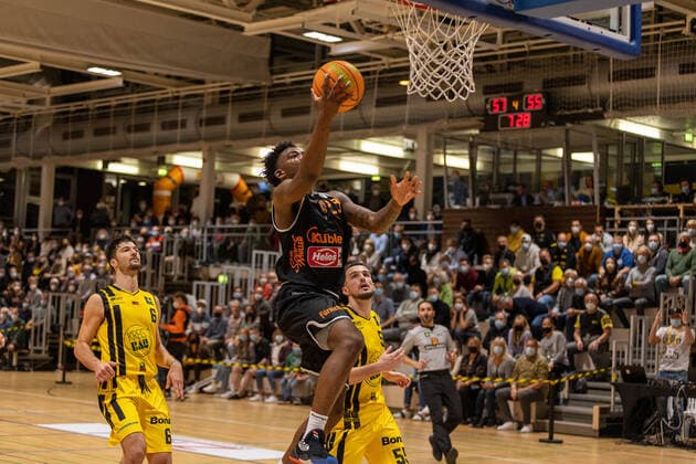 Luka Kamber Kirchheim Knights, 06 Raiquan Leeandre Clark wiha Panthers Schwenningen, 23 Karlo Miksic Kirchheim Knights, 55 Kirchheim Knights vs wiha Panthers Schwenningen, 2 Basketball Bundesliga, Pro A, Barmer 2 Basketball, Matchday 7, Season 2021 2022, 30 10 2021 Kirchheim Knights vs wiha Panthers Schwenningen, 2 Basketball Bundesliga, Pro A, Barmer 2 Basketball, Matchday 7, Season 2021 2022, 30 10 2021 Kirchheim unter Teck Copyright: xNinaxSanderx xEibnerxPressefotox EP_NSR