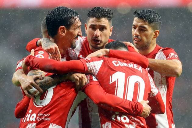 Sport Bilder des Tages Mandatory Credit: Photo by Pressinphoto Shutterstock (12581277bd) Stefan Savic, Angel Correa, Luis Suarez and José Maria Gimenez of Atletico de Madrid celebrating goal Atletico de Madrid v Real Betis, La Liga 2021-2022, date 12. Football, Wanda Metropolitano Stadium, Madrid, Spain - 21 Oct 2021 EDITORIAL USE ONLY No use with unauthorised audio, video, data, fixture lists (outside the EU), club league logos or live services. Online in-match use limited to 45 images (+15 in extra time). No use to emulate moving images. No use in betting, games or single club league player publications services. Atletico de Madrid v Real Betis, La Liga 2021-2022, date 12. Football, Wanda Metropolitano Stadium, Madrid, Spain - 21 Oct 2021 EDITORIAL USE ONLY No use with unauthorised audio, video, data, fixture lists (outside the EU), club league logos or live services. Online in-match use limited to 45 images (+15 in extra time). No use to emulate moving images. No use in betting, games or Copyright: xPressinphoto Shutterstockx 12581277bd