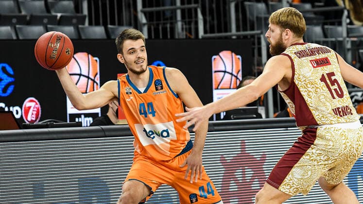 GER, EuroCup, ratiopharm ulm vs Umana Reyer Venice 03 11 2021, ratiopharm arena, Neu Ulm, GER, EuroCup, ratiopharm ulm vs Umana Reyer Venice, in picture Fedor Zugic Ulm, 44 , Vasilis Charalampopoulos Venice, 15 nordphotoxGmbHx xHafner nph00200