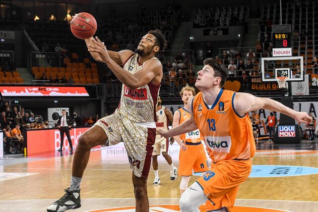 GER, EuroCup, ratiopharm ulm vs Umana Reyer Venice 03 11 2021, ratiopharm arena, Neu Ulm, GER, EuroCup, ratiopharm ulm vs Umana Reyer Venice, pictured Jeff Brooks Venice, 23 goes to the basket, Nicolas Bretzel Ulm, 13 nordphotoxGmbHx xHafner nph00200