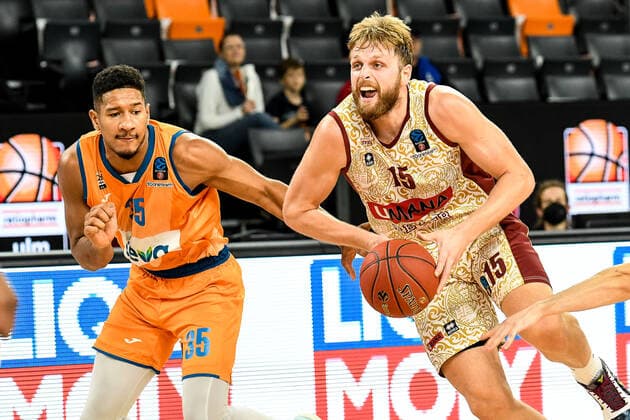 GER, EuroCup, ratiopharm ulm vs Umana Reyer Venice 03 11 2021, ratiopharm arena, Neu Ulm, GER, EuroCup, ratiopharm ulm vs Umana Reyer Venice, in picture Karim Jallow Ulm, 35 , Vasilis Charalampopoulos Venice, 15 nordphotoxGmbHx xHafner nph00200
