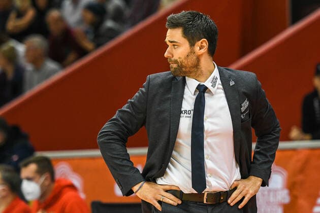 Sebastian Gleim, Coach Merlins 7 Spieltag, Basketball Bundesliga, Basketball season 2021 2022, Germany, easyCredit BBL, Germany, Giessen 46ers, giessen red, men, Jobstairs GIESSEN 46ers HAKRO Merlins Crailsheim, men, Merlins light blue