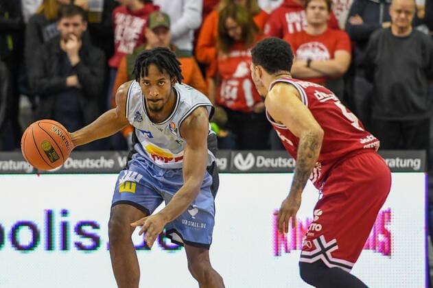 Terrell Harris, Kyan Anderson 7 Spieltag, Basketball Bundesliga, Basketball season 2021 2022, Germany, easyCredit BBL, Germany, Giessen 46ers, giessen red, men, Jobstairs GIESSEN 46ers HAKRO Merlins Crailsheim, men, Merlins light blue
