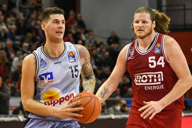 Bogdan Radosavljevic, John Bryant 7 Spieltag, Basketball Bundesliga, Basketball season 2021 2022, Germany, easyCredit BBL, Germany, Giessen 46ers, giessen red, men, Jobstairs GIESSEN 46ers HAKRO Merlins Crailsheim, men, Merlins light blue
