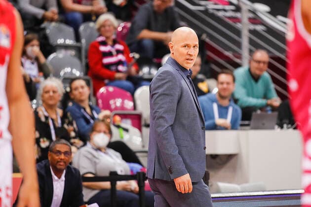GER, Bonn, Telekom Dome, 06 11 2021, emspor, emonline, despor, deonline, Telekom Baskets Bonn vs s Oliver Wuerzburg, easyCredit BBL, Matchday 7 picture astonishment at head coach Denis Wucherer s Oliver Wuerzburg Copyright: HMBxMedia JulienxBecker