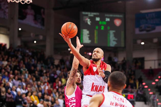 GER, Bonn, Telekom Dome, 06 11 2021, emspor, emonline, despor, deonline, Telekom Baskets Bonn vs s Oliver Wuerzburg, easyCredit BBL, Matchday 7 Picture v l Michael Kessens Telekom Baskets Bonn vs Alex King s Oliver Wuerzburg. Copyright: HMBxMedia JulienxBecker