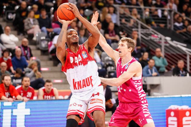 GER, Bonn, Telekom Dome, 06 11 2021, emspor, emonline, despor, deonline, Telekom Baskets Bonn vs s Oliver Wuerzburg, easyCredit BBL, Matchday 7 Image v l William Buford s Oliver Wuerzburg vs Skyler Bowlin Telekom Baskets Bonn. Copyright: HMBxMedia JulienxBecker