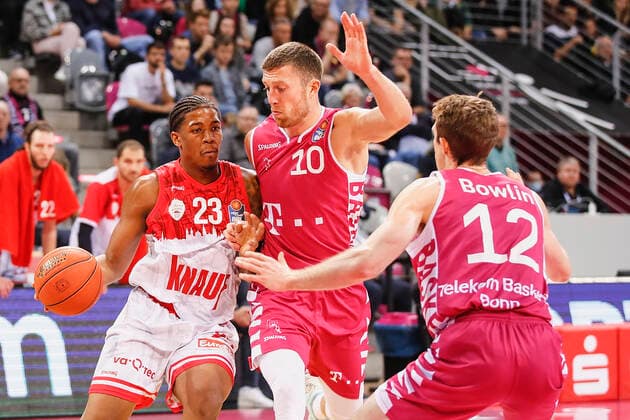 GER, Bonn, Telekom Dome, 06 11 2021, emspor, emonline, despor, deonline, Telekom Baskets Bonn vs s Oliver Wuerzburg, easyCredit BBL, Matchday 7 Picture f l Desi Rodriguez s Oliver Wuerzburg , Saulius Kulvietis Telekom Baskets Bonn and Skyler Bowlin Telekom Baskets Bonn. Copyright: HMBxMedia JulienxBecker