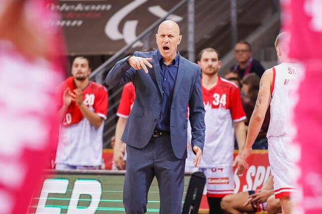 GER, Bonn, Telekom Dome, 06 11 2021, emspor, emonline, despor, deonline, Telekom Baskets Bonn vs s Oliver Wuerzburg, easyCredit BBL, Matchday 7 Picture Head coach Denis Wucherer s Oliver Wuerzburg gives instructions to his players Copyright: HMBxMedia JulienxBecker
