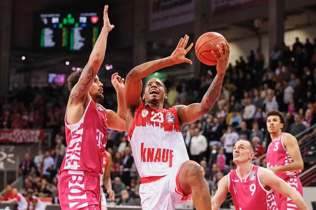 GER, Bonn, Telekom Dome, 06 11 2021, emspor, emonline, despor, deonline, Telekom Baskets Bonn vs s Oliver Wuerzburg, easyCredit BBL, Matchday 7 Picture f l Michael Kessens Telekom Baskets Bonn , Desi Rodriguez s Oliver Wuerzburg and Karsten Tadda Telekom Baskets Bonn Copyright: HMBxMedia JulienxBecker