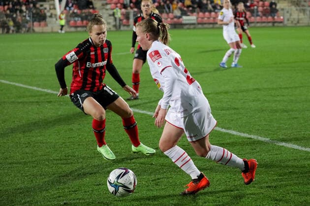 Dora Zeller Bayer04 Leverkusen, 19 and Laura Donhauser 1 FC Koeln, 25 Bayer 04 Leverkusen vs 1 FC Koeln, Football, 2 Women Bundesliga, Matchday 7, Season 2021 2022, 07 11 2021, Bayer 04 Leverkusen vs 1 FC Koeln, Football, 2 Women Bundesliga, Matchday 7, Season 2021 2022, 07 11 2021 Copyright: xEibner-Pressefoto SaraxRoustax EP_SRA