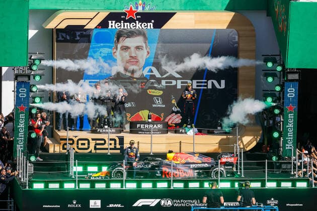 podium VERSTAPPEN Max (ned), Red Bull Racing Honda RB16B, HAMILTON Lewis (gbr), Mercedes AMG F1 GP W12 E Performance, PEREZ Sergio (mex), Red Bull Racing Honda RB16B, portrait during the Formula 1 Gran Premio De La Ciudad De Mexico 2021, Mexico City Grand Prix, 18th round of the 2021 FIA Formula One World Championship, WM, Weltmeisterschaft from November 5 to 7, 2021 on the Autodromo Hermanos Rodriguez, in Mexico City, Mexico - F1 - MEXICO CITY GRAND PRIX 2021 - RACE DPPI Panoramic 00121038__V2_5828